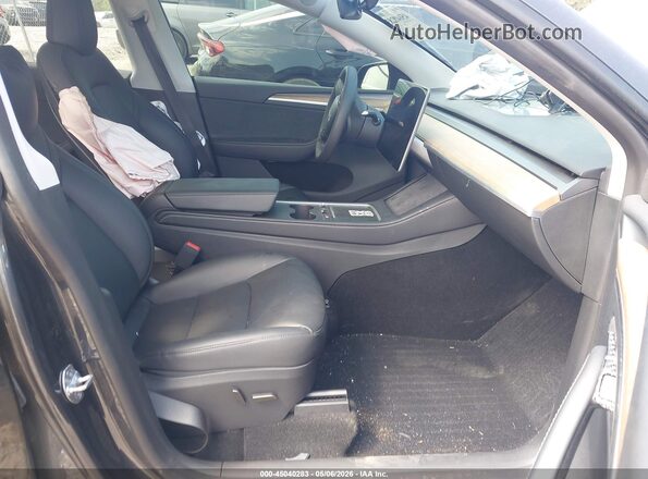 7SAYGDED3RA303984 2024 TESLA MODEL Y Серый Вид салона спереди