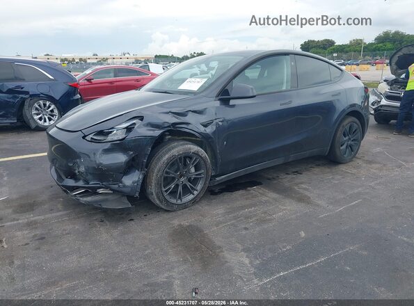 7SAYGDED3SA370803 2025 TESLA MODEL Y Gray Առջևի ձախ երեք քառորդ տեսարան
