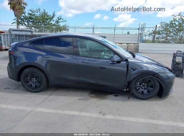 7SAYGDED3TA696117 2026 TESLA MODEL Y Gray Սալոնի հետևի տեսք