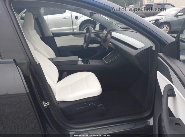 7SAYGDED4TA415135 2026 TESLA MODEL Y Gray Widok wnętrza z przodu