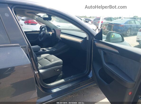 7SAYGDED5SA347359 2025 TESLA MODEL Y Gray Front interior view