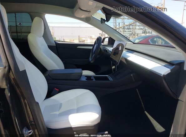 7SAYGDED6SF229808 2025 TESLA MODEL Y Black Widok wnętrza z przodu