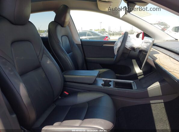 7SAYGDED8RF106294 2024 TESLA MODEL Y Red Widok wnętrza z przodu