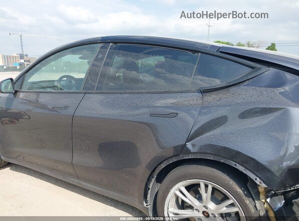 7SAYGDED9RF092793 2024 TESLA MODEL Y Gray Widok wnętrza z tyłu