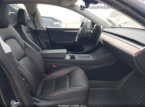 7SAYGDED9RF092793 2024 TESLA MODEL Y Gray Widok wnętrza z przodu