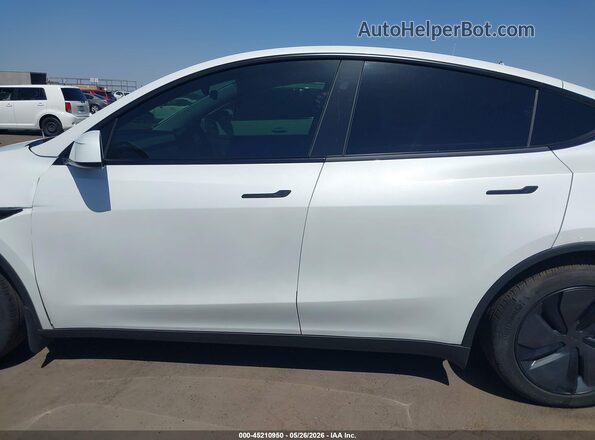 7SAYGDEDXTF409973 2026 TESLA MODEL Y White Rear interior view