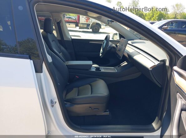 7SAYGDEE0PF598499 2023 TESLA MODEL Y White Front interior view