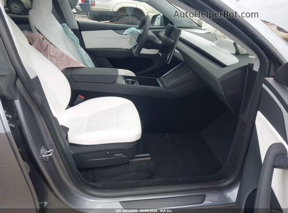 7SAYGDEE1TA611557 2026 TESLA MODEL Y Gray Front interior view