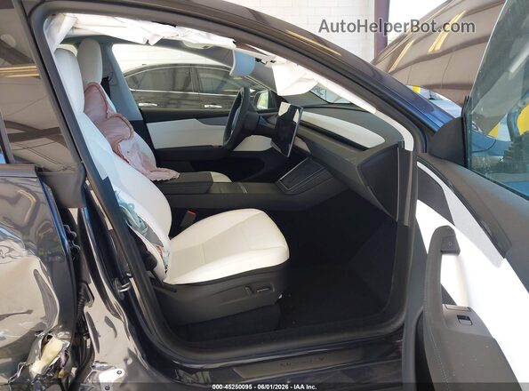 7SAYGDEE1TF563111 2026 TESLA MODEL Y Gray Front interior view