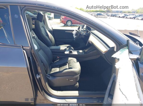 7SAYGDEE2SA355525 2025 TESLA MODEL Y Черный Вид салона спереди