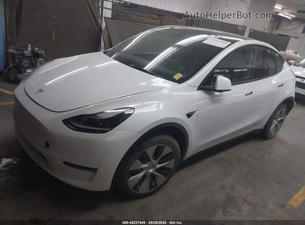 7SAYGDEE3PF608085 2023 TESLA MODEL Y White Առջևի ձախ երեք քառորդ տեսարան