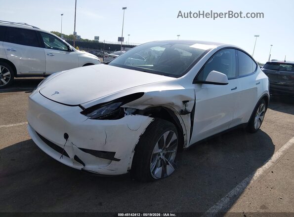 7SAYGDEE3PF686365 2023 TESLA MODEL Y White Առջևի ձախ երեք քառորդ տեսարան