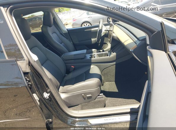 7SAYGDEE3RA244587 2024 TESLA MODEL Y Black Front interior view