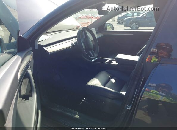 7SAYGDEE3RA301127 2024 TESLA MODEL Y Gray Front interior view