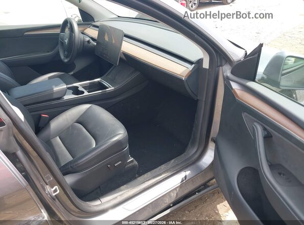 7SAYGDEE3RF199749 2024 TESLA MODEL Y Gray Front interior view