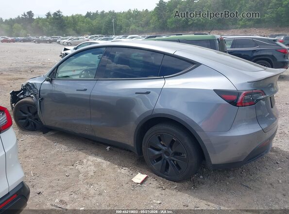 7SAYGDEE3RF199749 2024 TESLA MODEL Y Gray Rear interior view