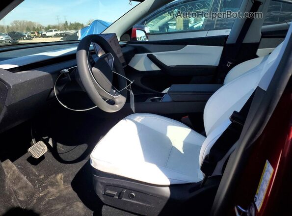 7SAYGDEE3TF551672 2026 TESLA MODEL Красный Вид салона спереди