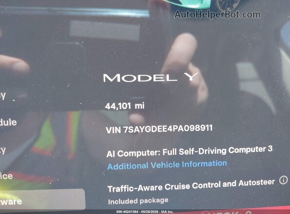 7SAYGDEE4PA098911 2023 TESLA MODEL Y Gray Widok tylnych siedzeń