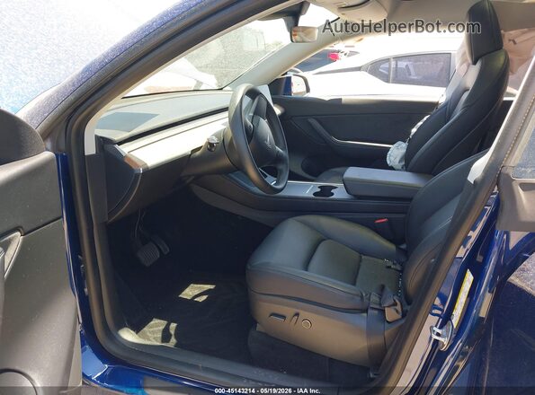 7SAYGDEE5NA002796 2022 TESLA MODEL Y Blue Front interior view