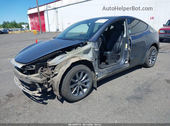 7SAYGDEE6NF511086 2022 TESLA MODEL Y Gray Vista tres cuartos delantera izquierda