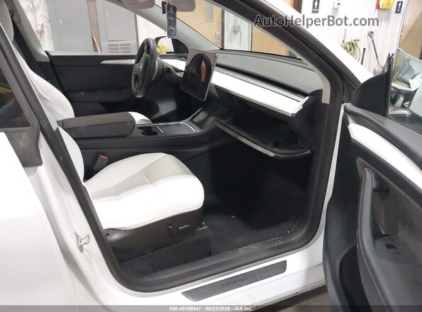 7SAYGDEE6PF675621 2023 TESLA MODEL Y White Widok wnętrza z przodu