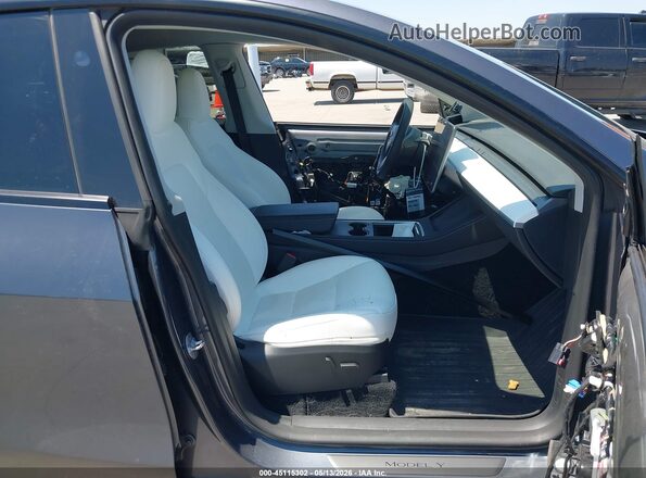7SAYGDEE6PF839675 2023 TESLA MODEL Y Серый Вид салона спереди