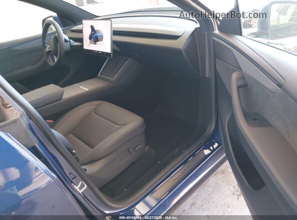 7SAYGDEE6TF579997 2026 TESLA MODEL Y Blue Вид салону спереду