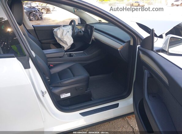7SAYGDEE8PA056094 2023 TESLA MODEL Y Белый Вид салона спереди