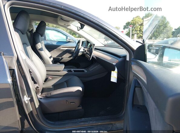 7SAYGDEE8SA372281 2025 TESLA MODEL Y Gray Front interior view