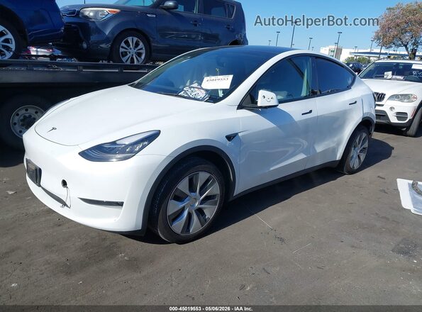 7SAYGDEE9PA034752 2023 TESLA MODEL Y White Առջևի ձախ երեք քառորդ տեսարան