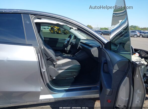 7SAYGDEE9TF364775 2026 TESLA MODEL Y Серебряный Вид салона спереди
