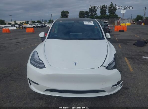 7SAYGDEEXPA027468 2023 TESLA MODEL Y Белый Вид панели приборов