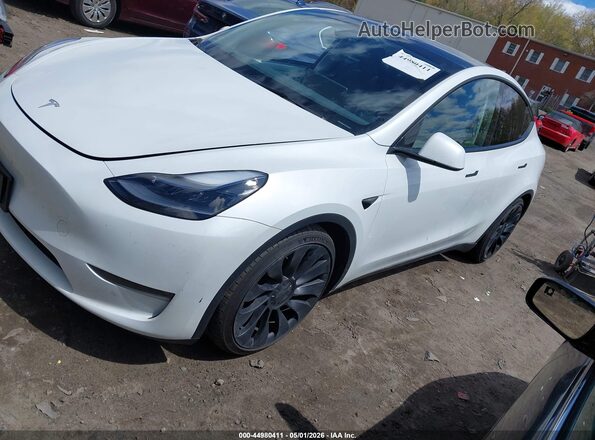 7SAYGDEF1PF797800 2023 TESLA MODEL Y White Առջևի ձախ երեք քառորդ տեսարան