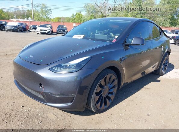 7SAYGDEF2RA333527 2024 TESLA MODEL Y Gray Առջևի ձախ երեք քառորդ տեսարան