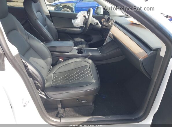 7SAYGDEF3NF379669 2022 TESLA MODEL Y Белый Вид салона спереди