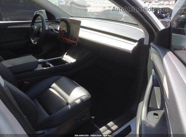 7SAYGDEF4NF523875 2022 TESLA MODEL Y White Front interior view