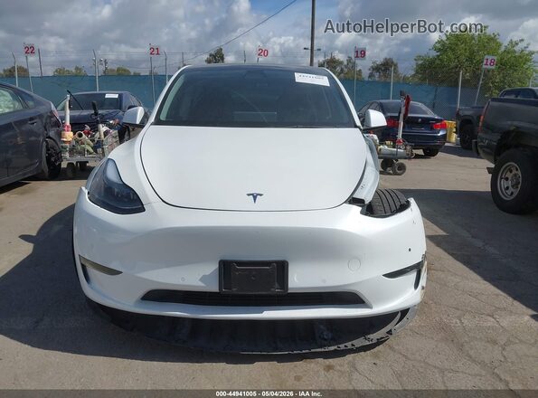 7SAYGDEF4NF523875 2022 TESLA MODEL Y White Rear interior view