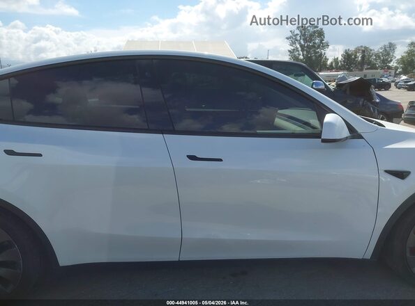 7SAYGDEF4NF523875 2022 TESLA MODEL Y White 360 interior view