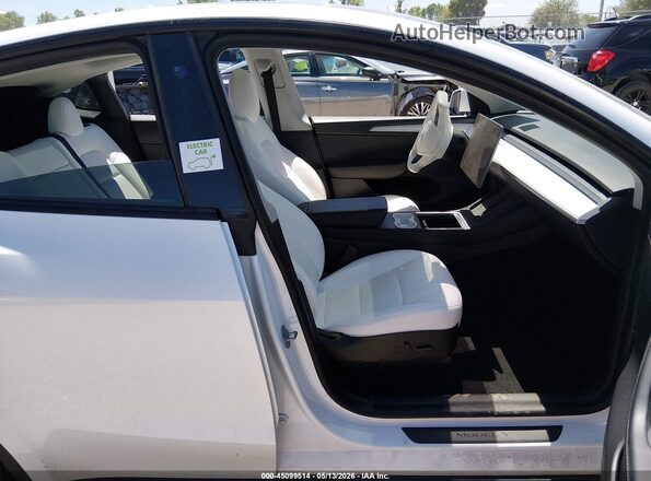 7SAYGDEF5NF522847 2022 TESLA MODEL Y White Front interior view