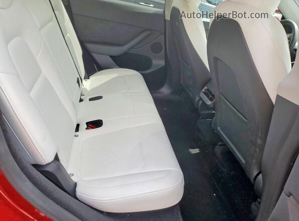7SAYGDEF7RF043500 2024 TESLA MODEL Red Widok tylnych siedzeń