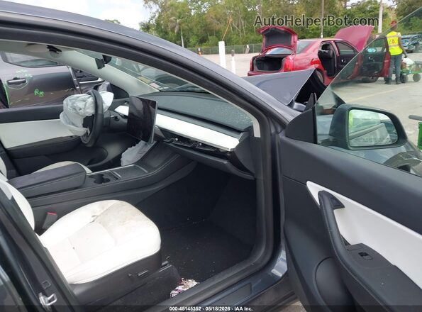 7SAYGDEF8NF453586 2022 TESLA MODEL Y Серый Вид салона спереди