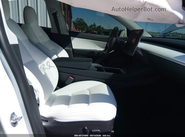 7SAYGDEFXNF465951 2022 TESLA MODEL Y Белый Вид салона спереди