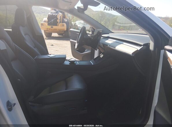 7SAYGDEFXNF535304 2022 TESLA MODEL Y Белый Вид салона спереди