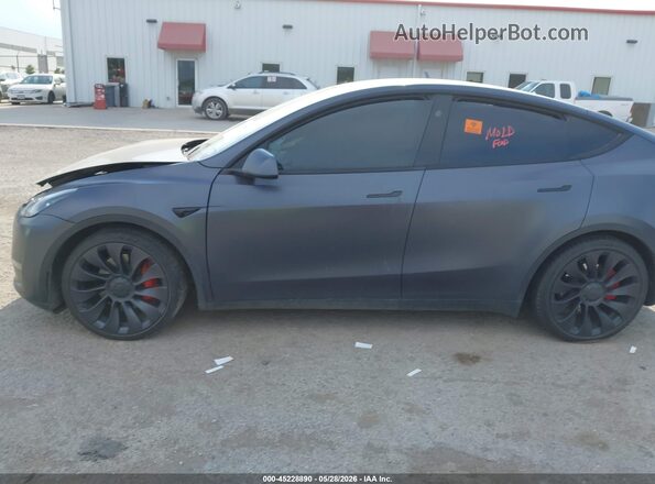 7SAYGDEFXPF802279 2023 TESLA MODEL Y Gray Widok wnętrza z tyłu
