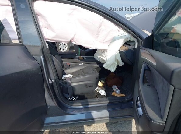 7SAYGDEFXPF802279 2023 TESLA MODEL Y Gray Widok wnętrza z przodu