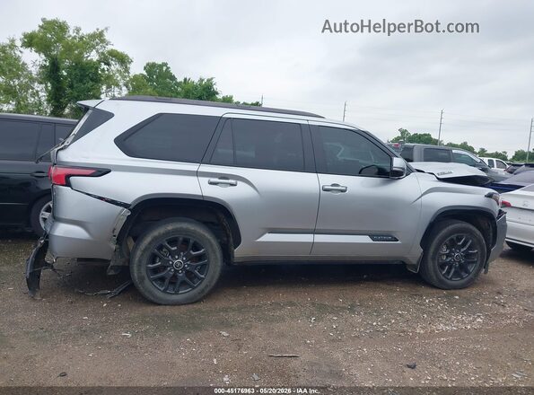 7SVAAAAA4PX002372 2023 TOYOTA SEQUOIA Silver Вид задньої частини салону