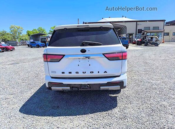 7SVAAABA1RX043351 2024 TOYOTA SEQUOIA White Հետևի տեսք