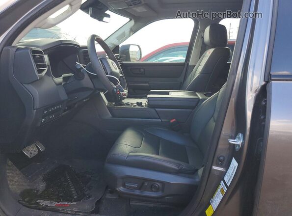 7SVAAABA2PX012168 2023 TOYOTA SEQUOIA Gray წინა სალონის ხედი