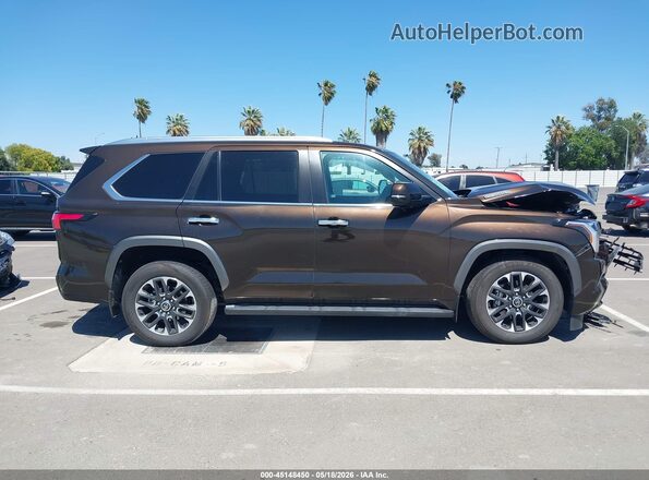 7SVAAABA4RX025880 2024 TOYOTA SEQUOIA Brown Սալոնի հետևի տեսք