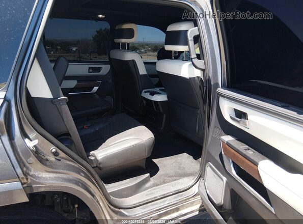 7SVAAABA5PX017896 2023 TOYOTA SEQUOIA Gray Widok naklejki z numerem VIN